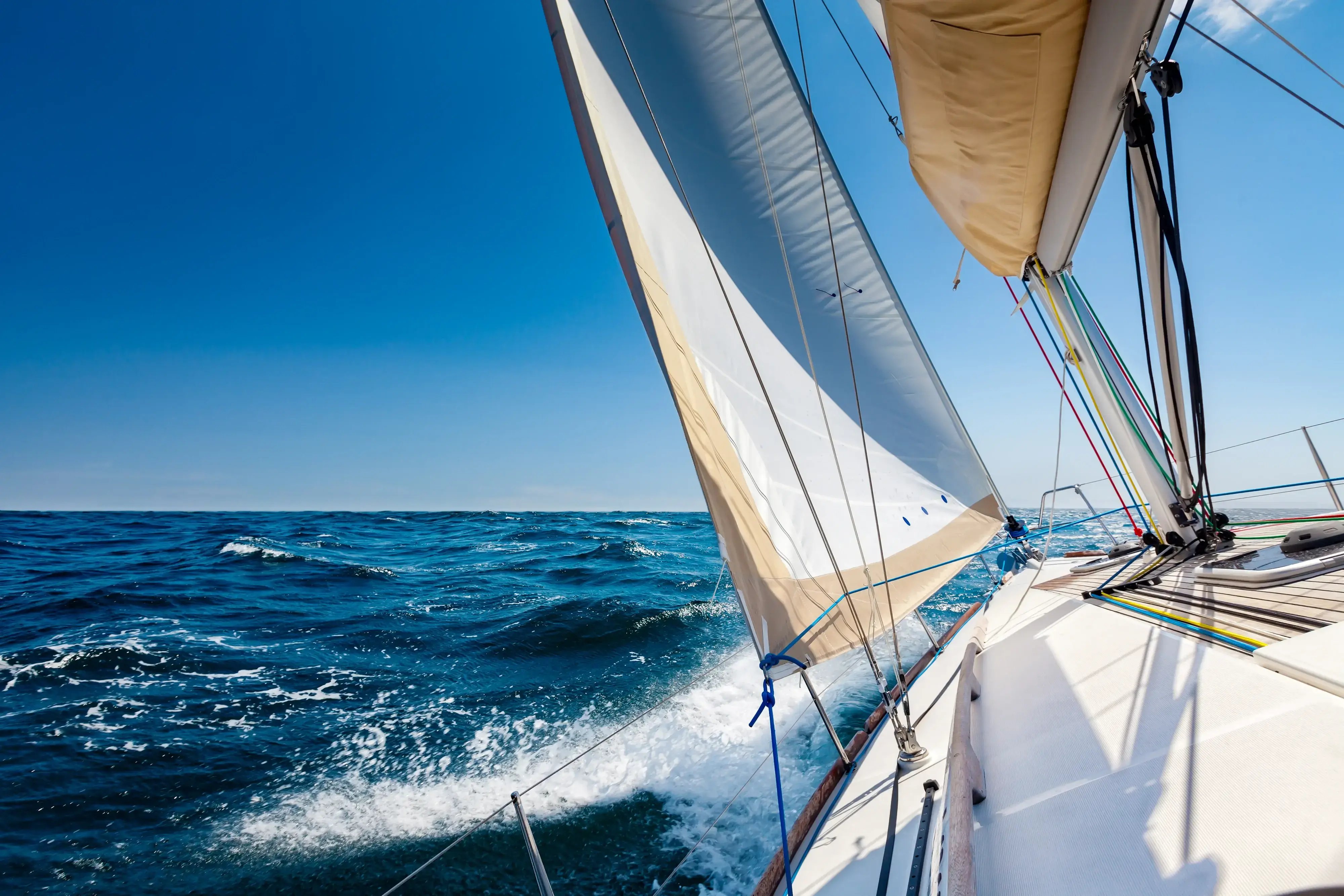 Flexofold_Boat_Under_Sail_Open_Ocean